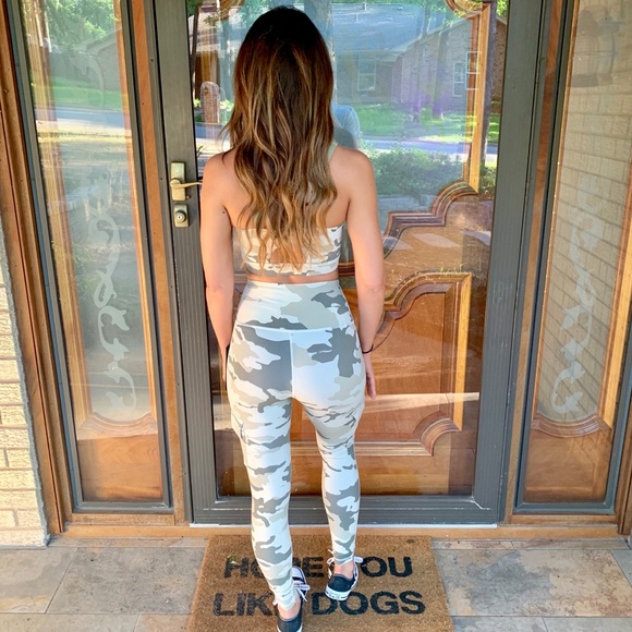 High Waisted Camo Leggings w/ cargo pockets - Picture 2 of 6